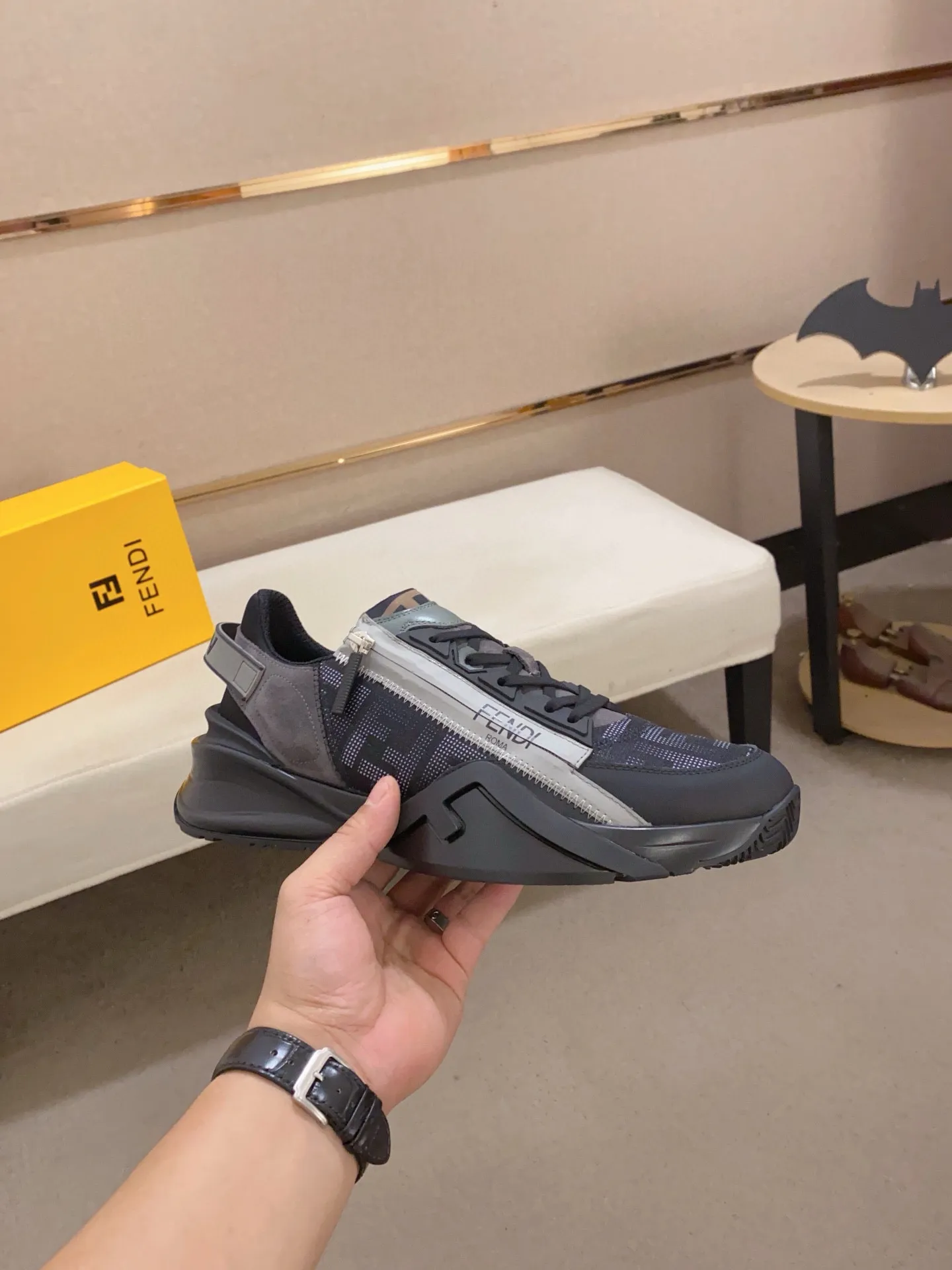 Men's shoes💰: 540💰(Higher version) [Fendi] Fendi's latest casual shoes for men! Available at counters simultaneously! A one-to-one replica of the original. Made entirely of imported top-grain calfskin, the interior is made of top-grain water-dyed cowhide, and the original factory-supplied rubber outsole. Leading new fashion concepts. Matching code: 38-44. 45 can be customized and non-returnable!